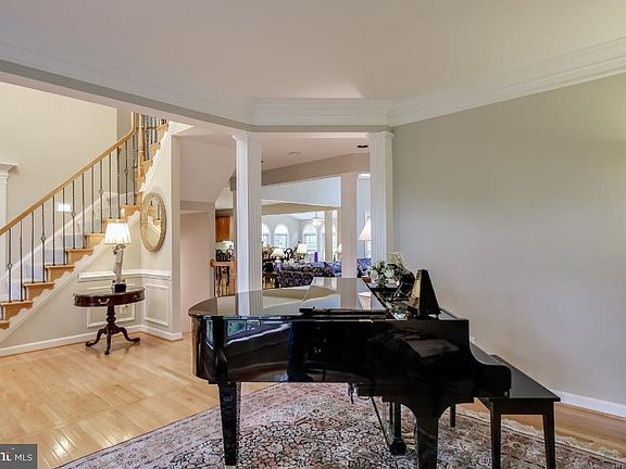 Formal living room  w/ decorative molding, columns