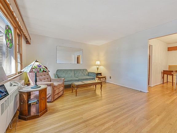 4th image of 70 Farmers Avenue
