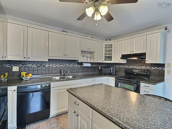 3rd image of 355 Queen St