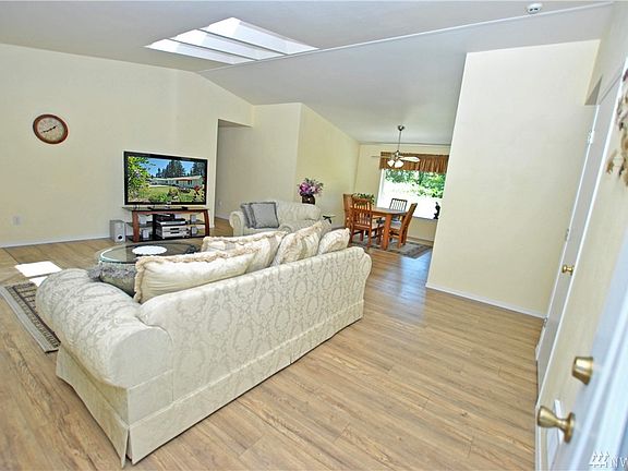 Inviting entry with new laminate floors.