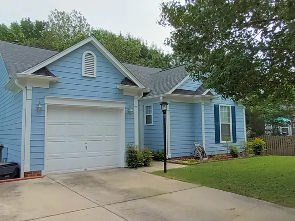 1004 Starkland Way, Holly Springs, NC 27540