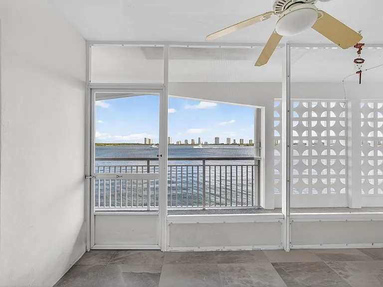 100 Shore Ct #208 — Photo 10