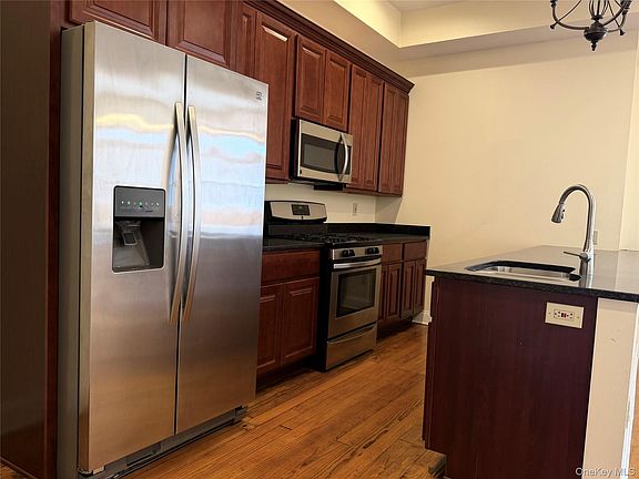 3rd image of 337 Main St APT 2F