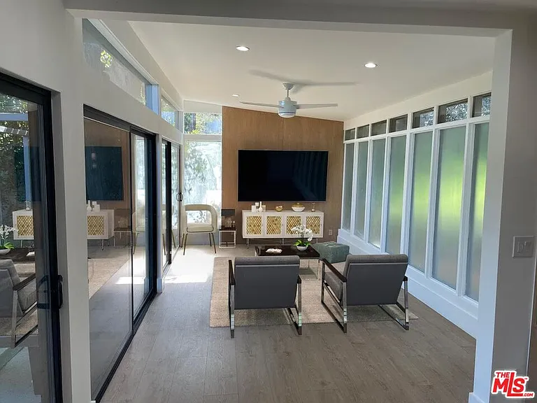 15434 Mulholland Dr — Photo 8
