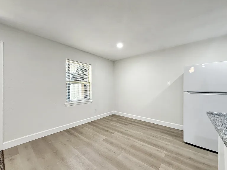 1016 E Walker St — Photo 12