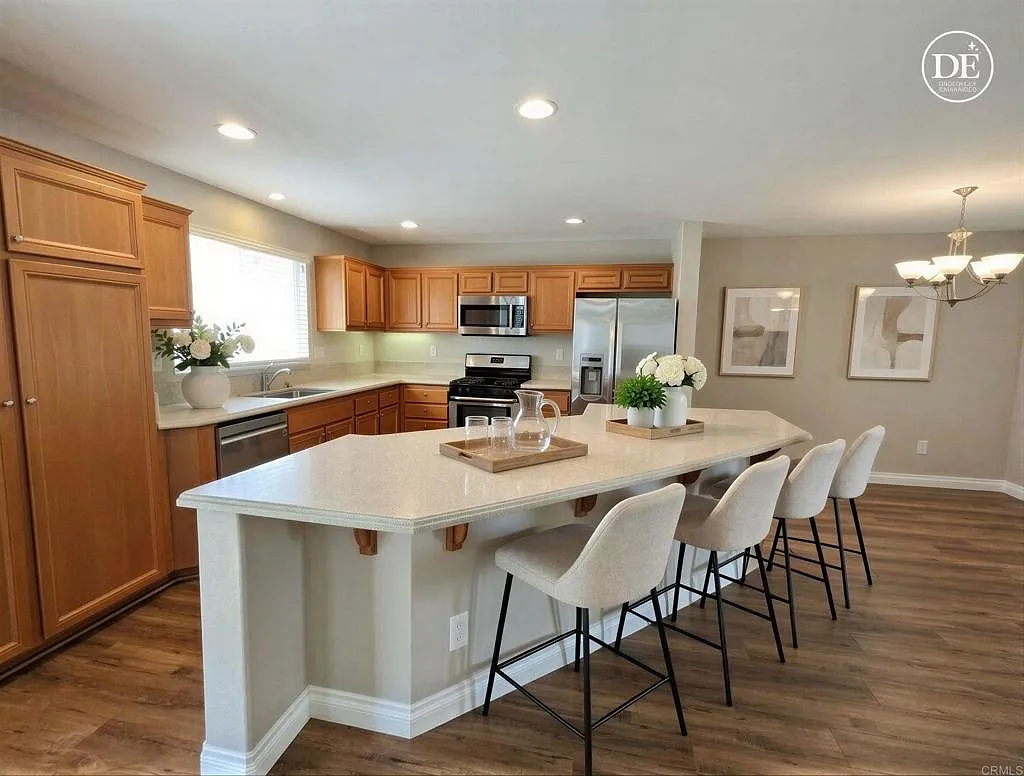 4 bed, 2.5 bath, 2150 sqft, $4,550 — Photo 2