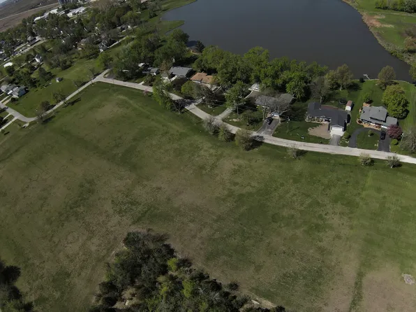 2 Lake Dr, Sibley, IL 61773