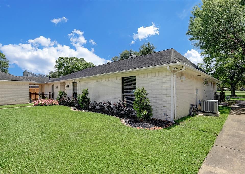 1st image of 2307 Fairway Cir