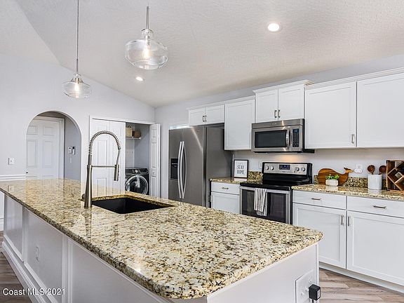 4th image of 3888 La Flor Dr
