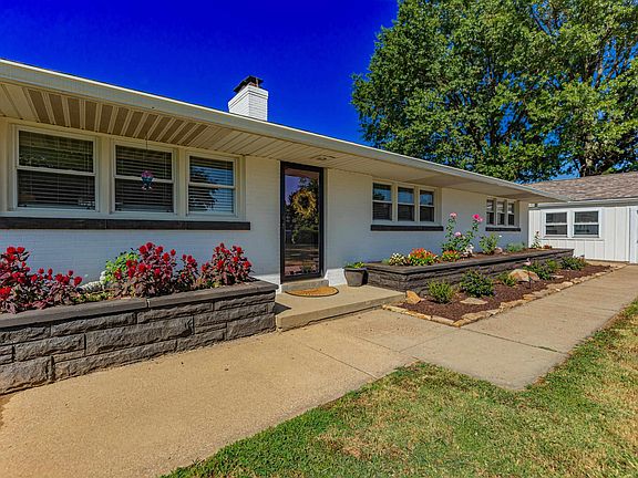 2nd image of 6121 Lake Shore Dr