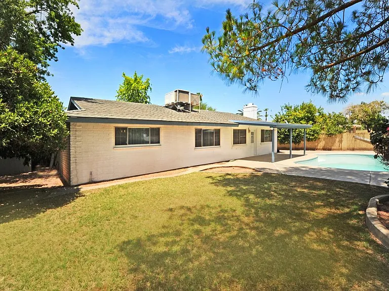 2405 E Huntington Dr — Photo 32