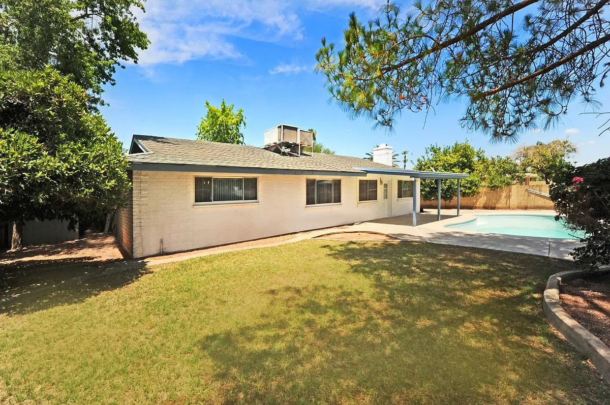 Building Photo - 2405 E Huntington Dr