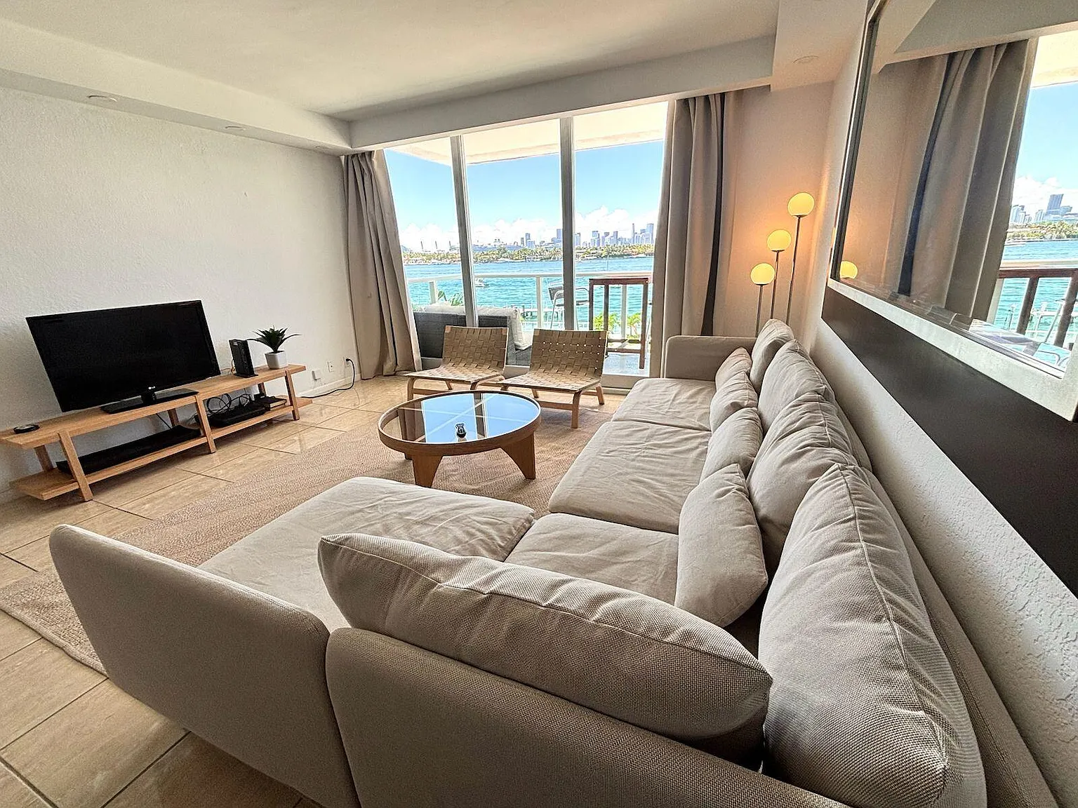 1 bed, 1.0 bath, 852 sqft, $3,999 — Photo 2