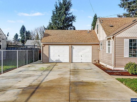 3rd image of 2243 32nd Ave NE