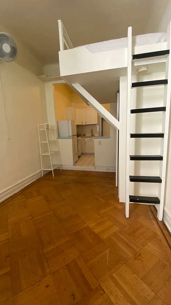 Building Photo - 165 W 71st St #C2