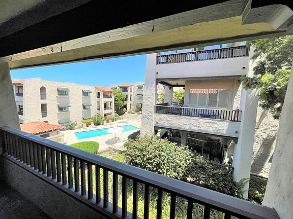 2nd image of 2522 Clairemont Dr Unit 303