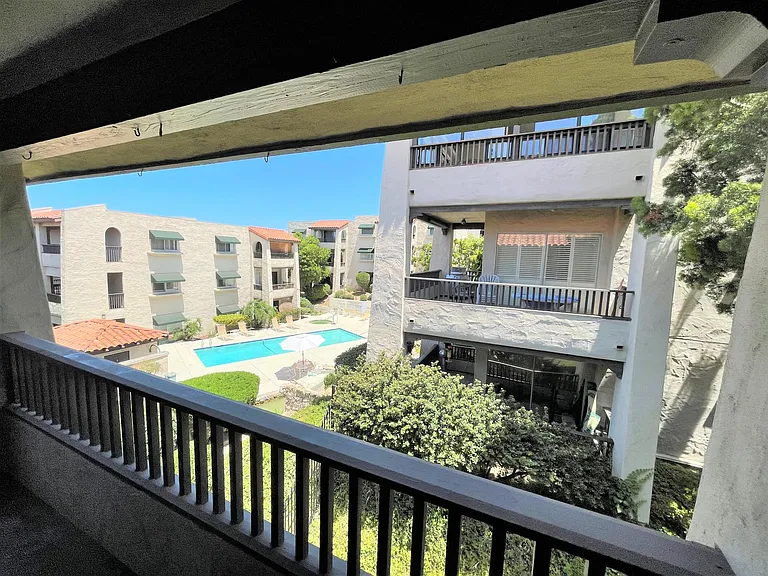 2522 Clairemont Dr #303 — Photo 2