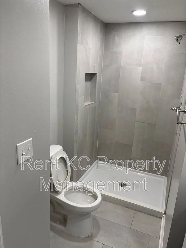2 bed, 1.0 bath, 832 sqft, $1,250 — Photo 2