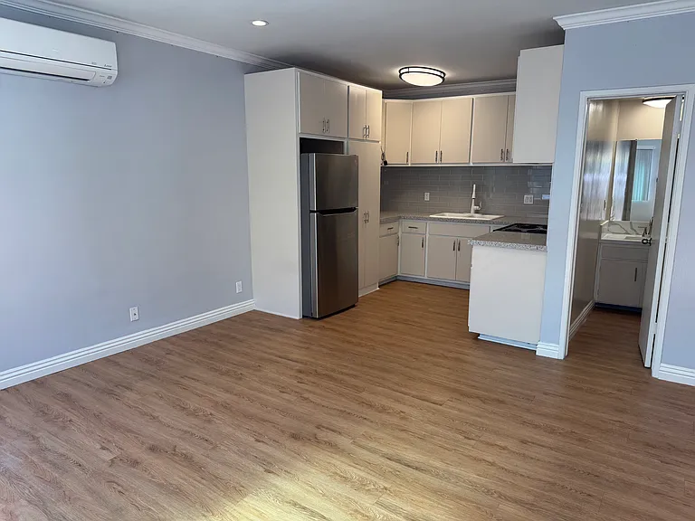 1040 N Laurel Ave #9 — Photo 7