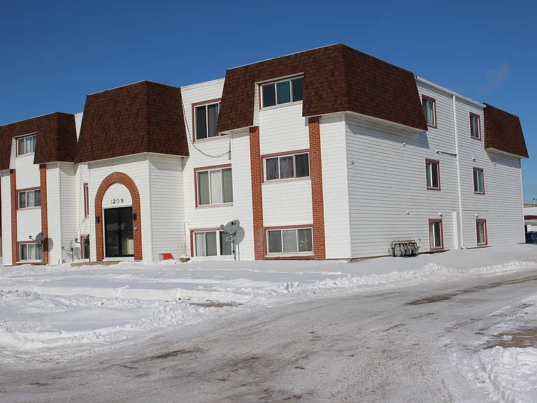 1209 Ravenwood Rd — Photo 3