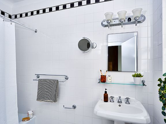 5th image of 50 W 34th St APT 11A10