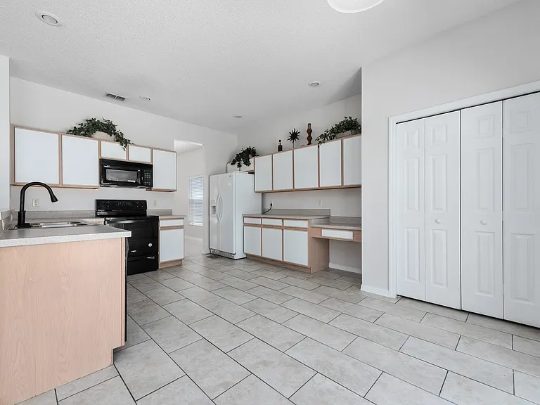 746 Lockbreeze Dr — Photo 8