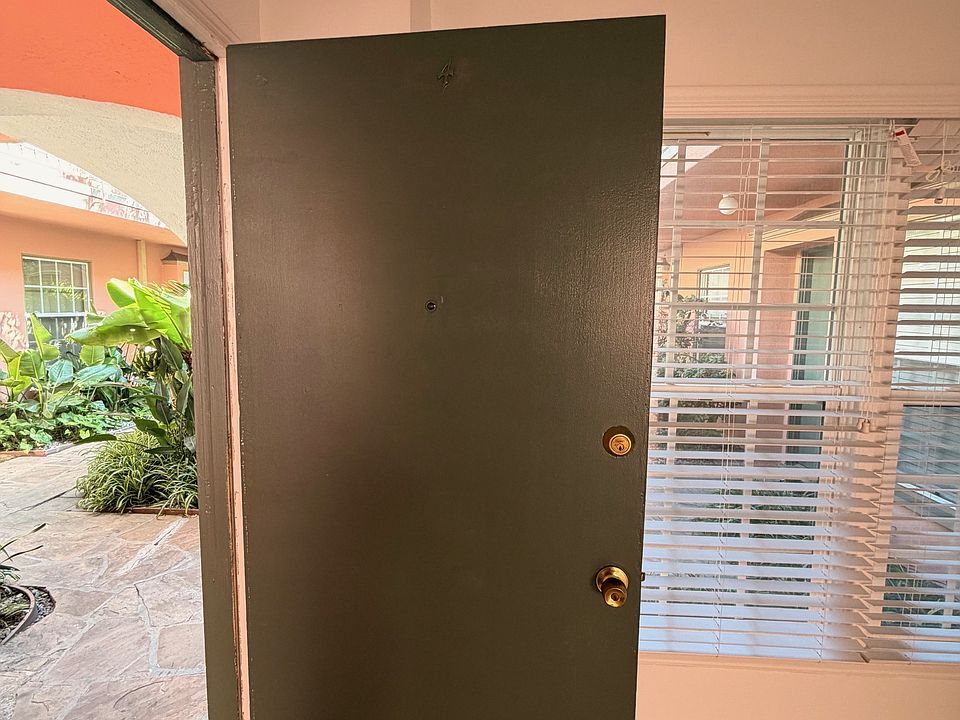 1st image of 421 N Doheny Dr APT 4