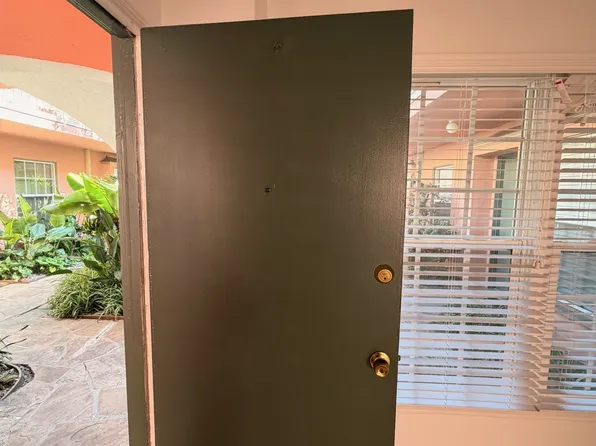 421 N Doheny Dr APT 4, Beverly Hills, CA 90210