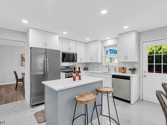 5th image of 81 Crane St