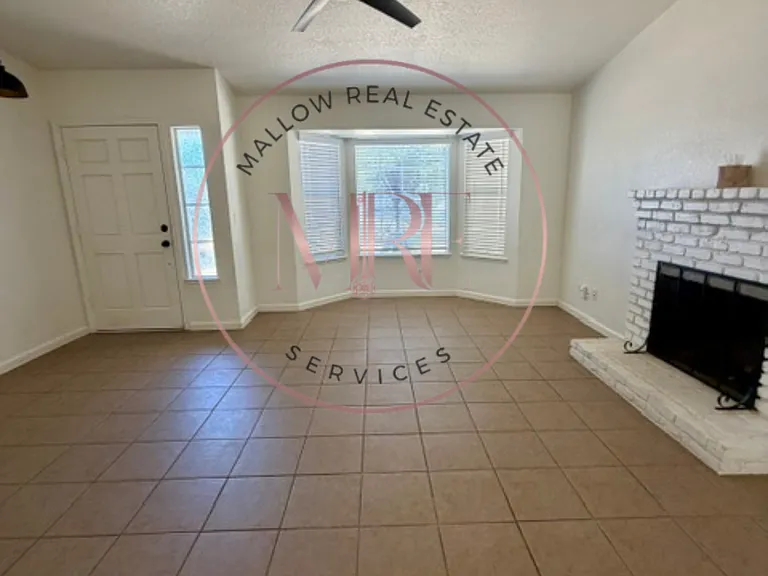 1700 Brookglen Dr — Photo 2