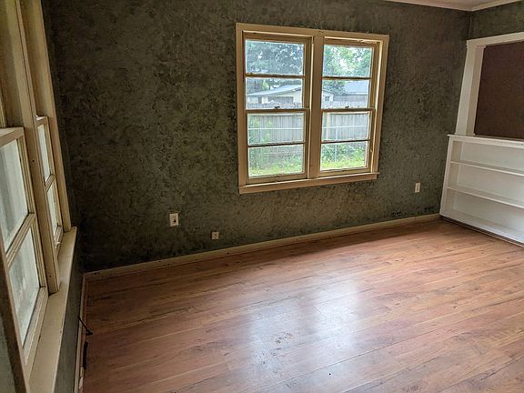 3rd image of 1818 Clover St
