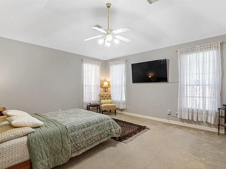 1014 Enclave Sq N — Photo 15