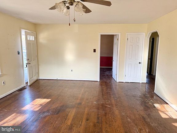 5th image of 4619 Village Dr