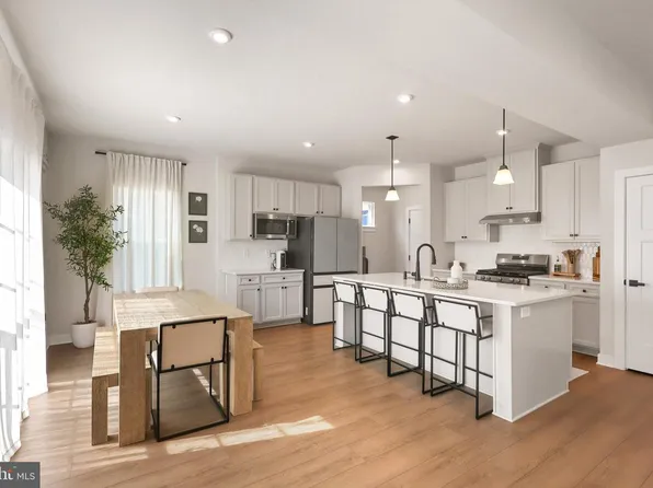 1174 Woodmont Ln, Catasauqua, PA 18032