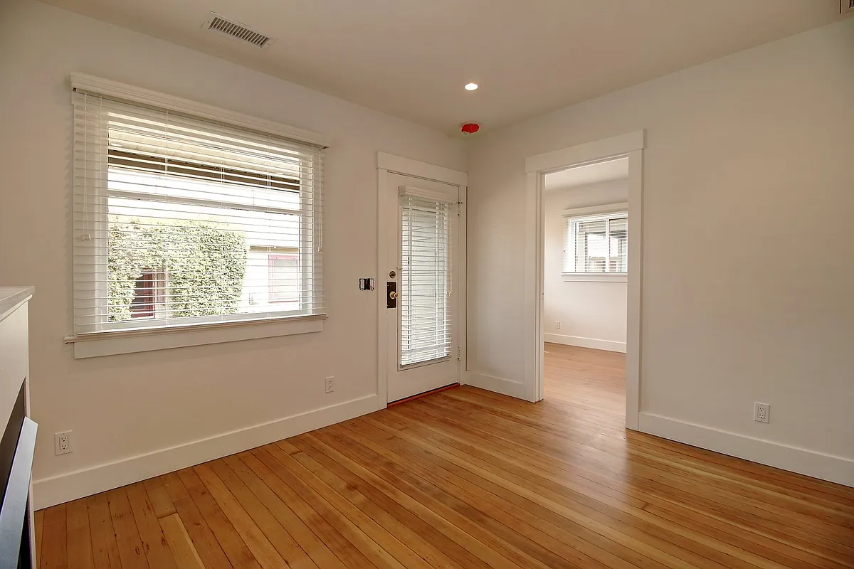 Building Photo - 617 De La Vina St