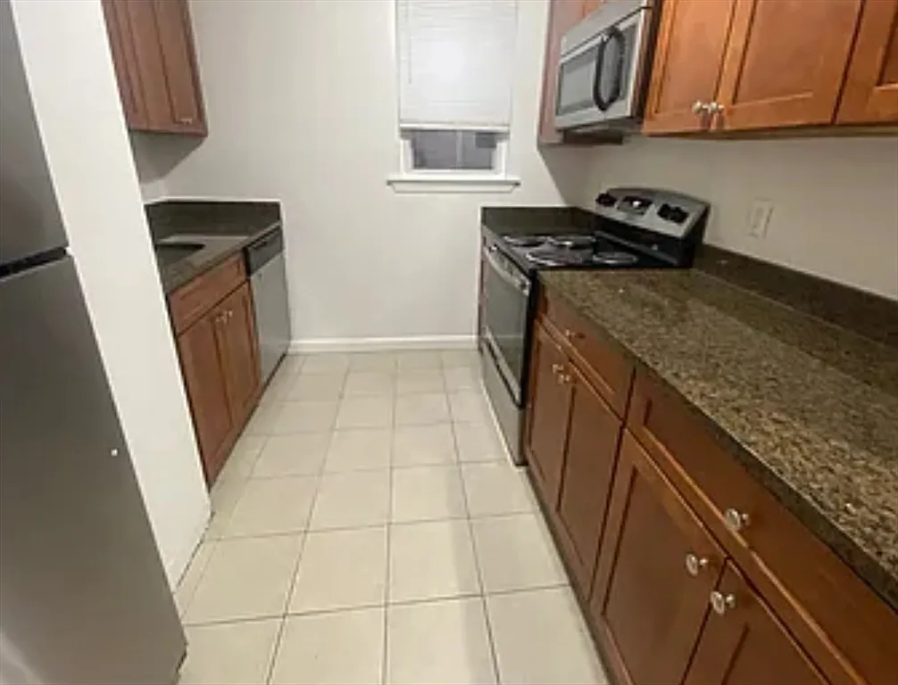 5 bed, 1.0 bath, 9999 sqft, $5,600 — Photo 3