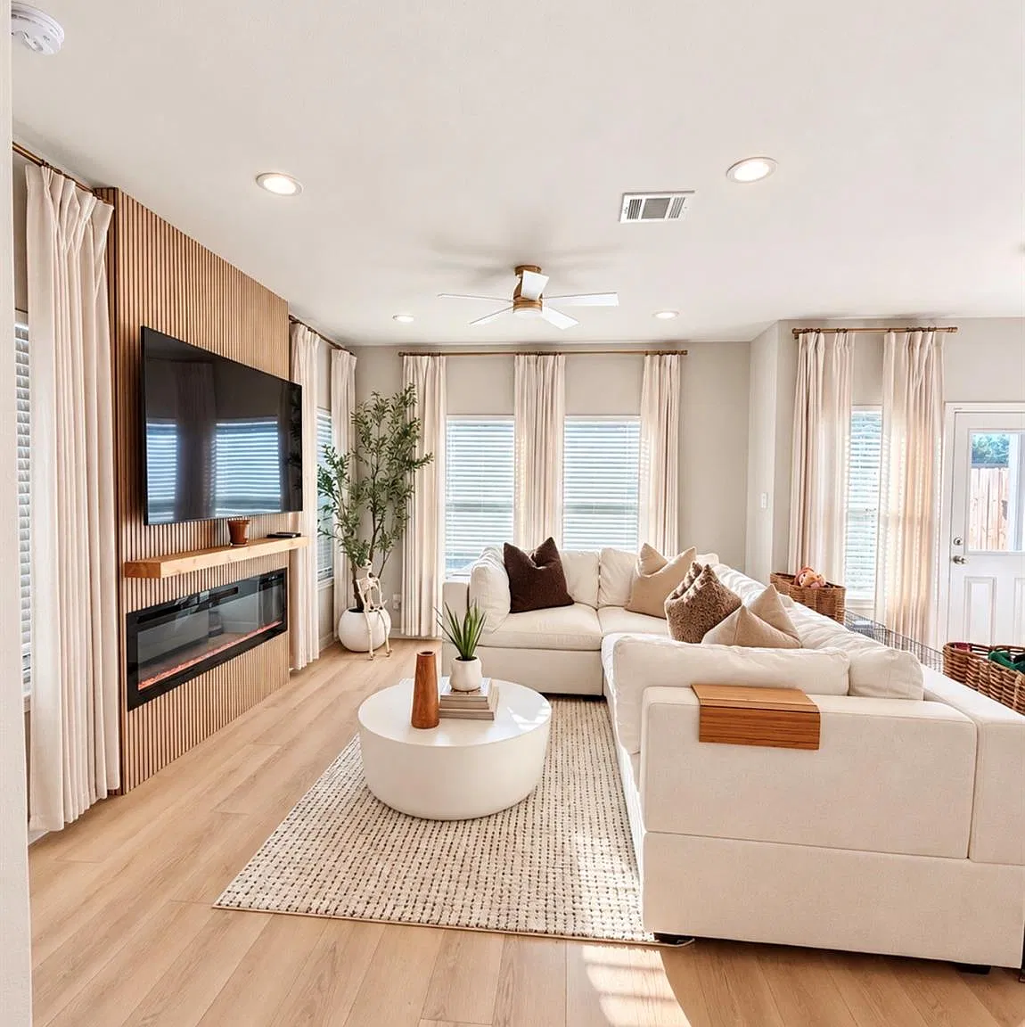 3 bed, 2.5 bath, 1476 sqft, $2,400 — Photo 2