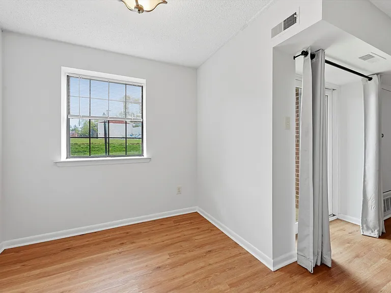 2402 Pond View Dr — Photo 9