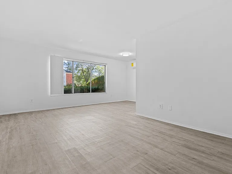 Carriage Park Apartments - Dearborn Heights, MI — Photo 12