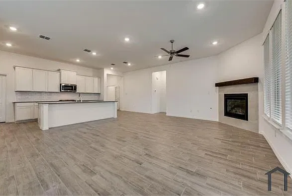 5 bed, 2371 sqft, $4,000 — Photo 4