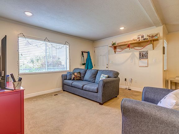 4th image of 1541 N Riverside Ave #16