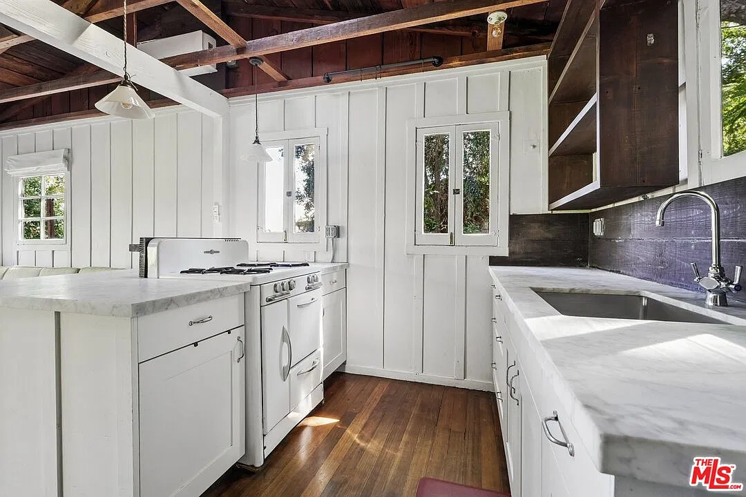 1 bed, 1.0 bath, 588 sqft, $4,250 — Photo 2