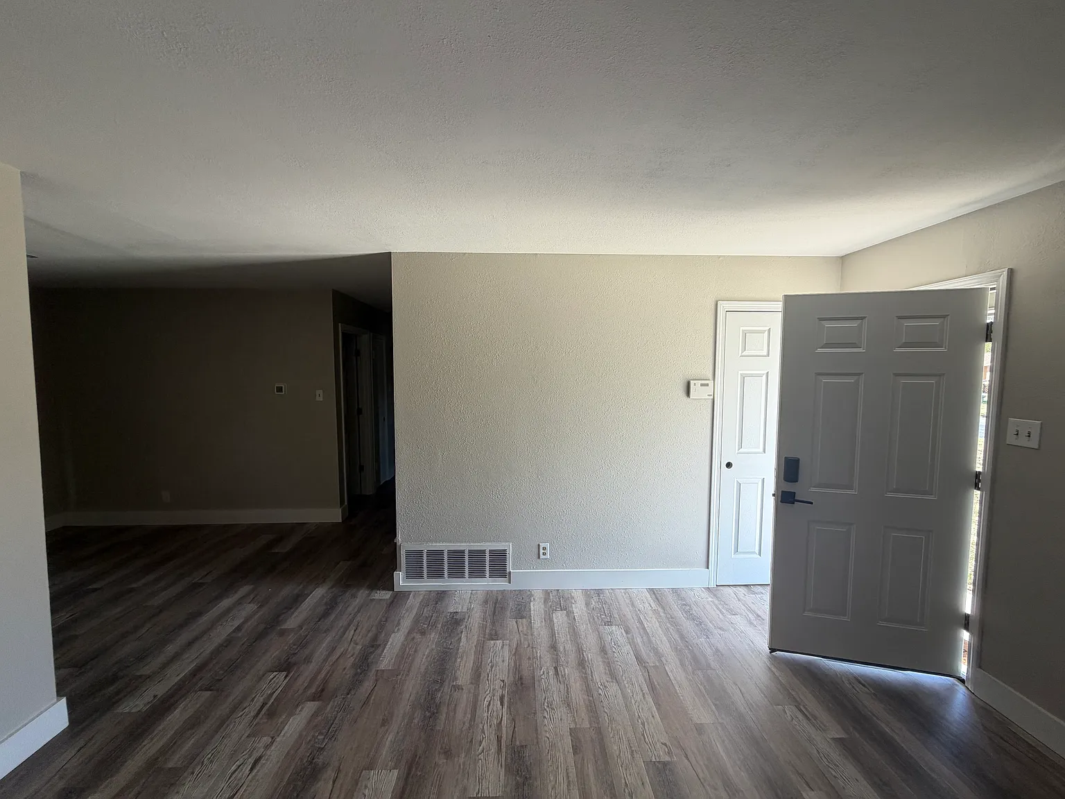 3 bed, 1.5 bath, 912 sqft, $1,200 — Photo 2