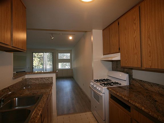 5th image of 3637 Clarington Ave #111