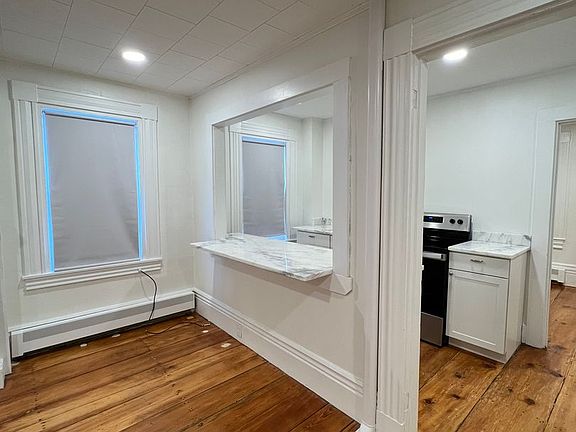 4th image of 10-12 Lincoln St #10B