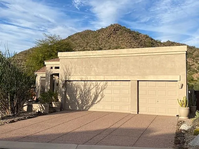 3 bed, 2072 sqft, $3,395 — Photo 4