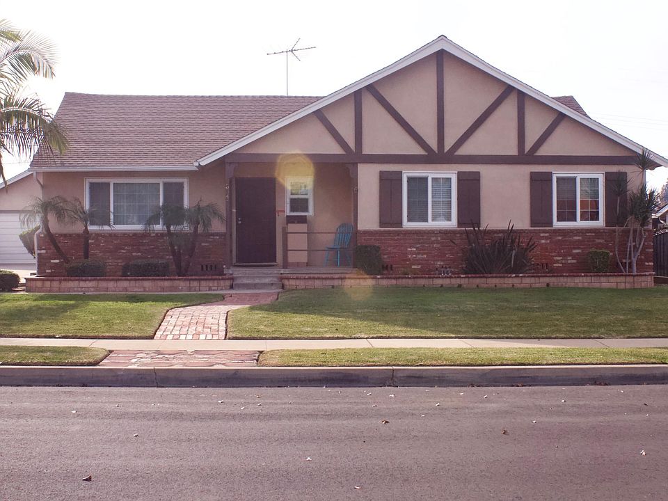 Front of the house with a nice and spacious front yard and brick walkway! Garage is on the left side of the house (detached) and there is a long driveway from the street to the garage.
