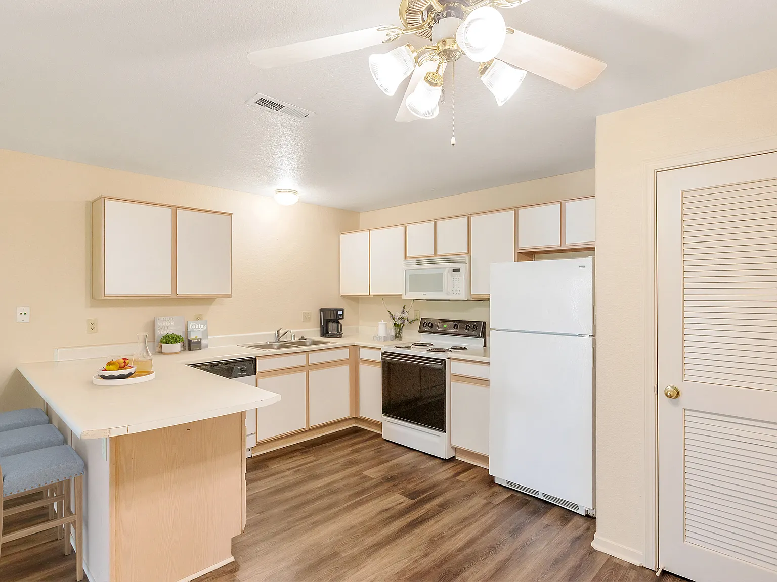 Silver Lake Apartments — Photo 2