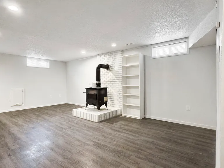 63 Woodglen Close SW — Photo 5