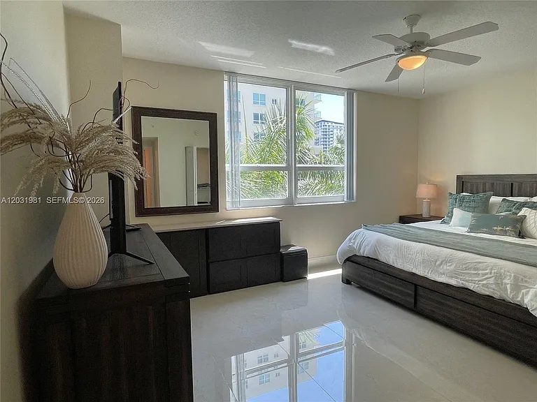 2000 N Bayshore Dr #525 — Photo 18
